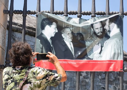 Fidel, Raúl Castro y el Che Guevara conversan en 1964 en la Habana con el embajador mexicano Gilberto Bosques, en una imagen de la exposición 'Mexico-Cuba: Naciones hermanas', en el castillo de la Real Fuerza. 