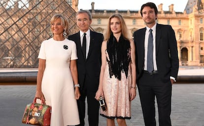 Desde la izquierda, Helene Mercier-Arnault; su esposo, Bernard Arnault; la modelo Natalia Vodianova, y Antoine Arnault, en el Museo del Louvre, en abril de 2017.