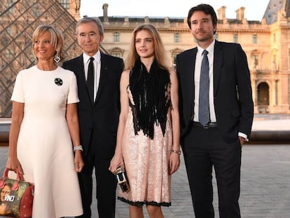 Desde la izquierda, Helene Mercier-Arnault; su esposo, Bernard Arnault; la modelo Natalia Vodianova, y Antoine Arnault, en el Museo del Louvre, en abril de 2017.