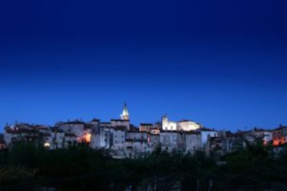 Vista nocturna de la ciudad de Bale, en Croacia.