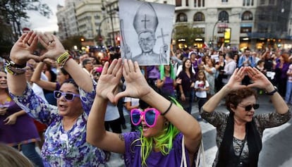 Participantes en la manifestación celebrada este domingo en Valencia para celebrar la retirada de la ley de Gallardón.
