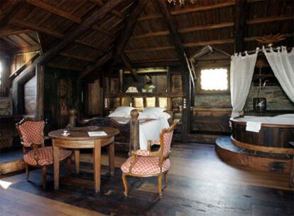 La habitación El Palomar, con chimenea y bañera de hidromasaje, en el Palacio de Canedo