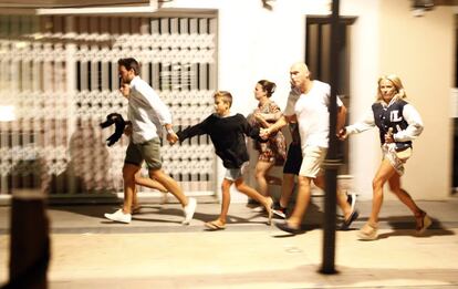 Atentado de Cambrils (Tarragona). Esa misma noche, los terroristas en un Audi A3 atropellan a varias personas y se saltan un control de los Mossos en el paseo marítimo de Cambrils. El turismo vuelca, y los terroristas salen de él armados con cuchillos y un hacha. En la imagen, unos turistas salen corriendo un local.