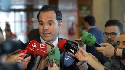 El portavoz de Ciudadanos en la Asamblea de Madrid, Ignacio Aguado, atiende a los medios antes del pleno, el pasado 21 de marzo.