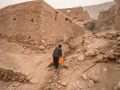 Un niño afgano acarrea garrafas de agua en Balucha, Afganistán. La severa sequía ha empeorado la ya desesperada situación en el país, obligando a miles de personas a huir de sus hogares y vivir en la pobreza extrema.