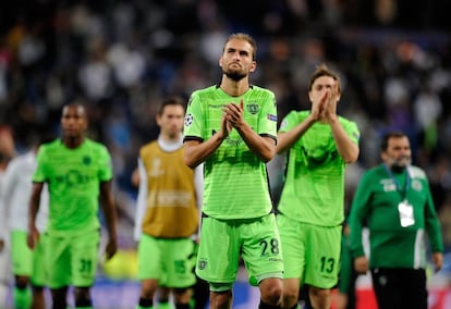 Bas Dost del Sporting aplaude a los seguidores una vez terminado el partido.