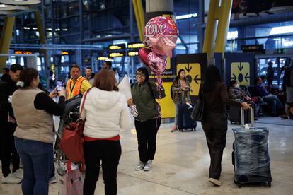 Viajeros en el aeropuerto de Madrid-Barajas, este miércoles.