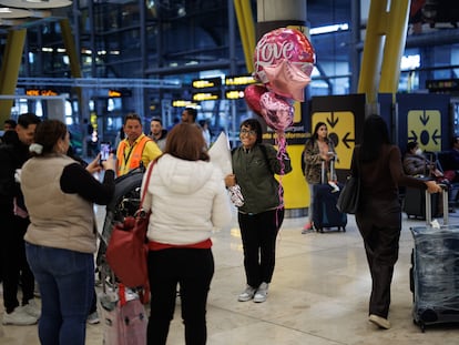 Viajeros en el aeropuerto de Madrid-Barajas, este miércoles.