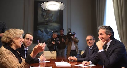 Reunión entre el ministro de Fomento, Íñigo de la Serna derecha) y la alcaldesa, Manuela Carmena, a finales de noviembre.