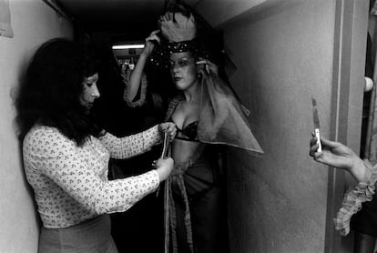 Una costurera ayuda a una de las artistas de El Molino, en Barcelona en los años setenta.