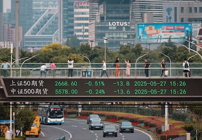Un cartel sobre una carretera muestra datos de la Bolsa en Shangái.