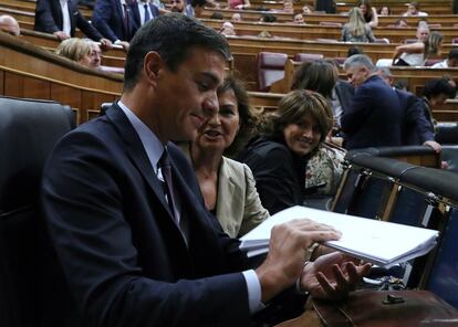 Pedro Sánchez y Carmen Calvo conversan antes del inicio del pleno.