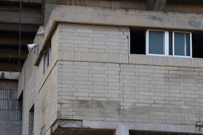Las oficinas del estadio con grietas y desprendimientos de hormigón.