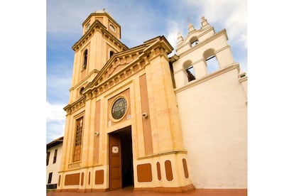 Si Boyacá es uno de los departamentos de Colombia que reúne algunos de los lugares más fascinantes del país es gracias a la localidad de Iza. La conservación de la arquitectura colonial es uno de los reclamos del municipio, además de la mejor forma de acceder al lago de Tota, el más grande de Colombia. En la imagen, la capilla del Salvador, en un lateral del parque Principal.