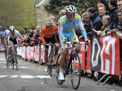 Contador supera a Anton en Huy, mientras por detrás se ve a Evans y Purito, que le pasarán.
