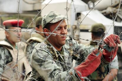 Un soldado refuerza una barrera de espino en las cercanías de la plaza de la Liberación en el Cairo, el 24 de noviembre de 2011.