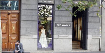 Fachada de una tienda de Pronovias en Madrid.