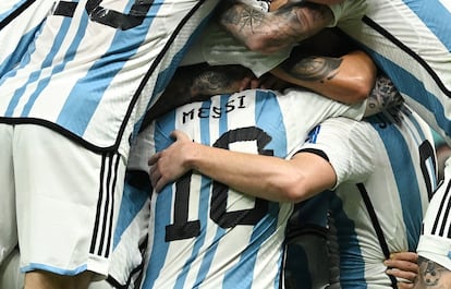 Los jugadores argentinos se abrazan tras el segundo gol de su selección a Francia. 