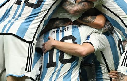 Los jugadores argentinos se abrazan tras el segundo gol de su selección a Francia. 