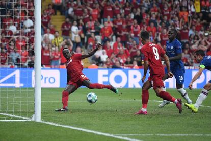 Momento en el que Sadio Mané marca el gol del empate durante el partido de la Supercopa de la UEFA entre Liverpool y Chelsea en el Parque Vodafone en Estambul, Turquía.