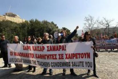 Profesores despedidos de sus puestos de trabajo se manifiestan contra las suspensiones y despidos de sus compañeros en el Acrópolis de Atenas en Grecia hoy.