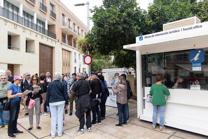 Turistas en el entorno de la Alcazaba, en Málaga, el 25 de octubre.