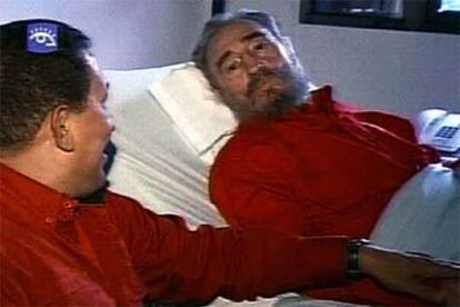 Imágen del vídeo del encuentro en el hospital entre Fidel Castro y Hugo Chávez