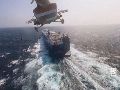 Un helicóptero militar hutí sobrevuela el carguero Galaxy Leader en el Mar Rojo en una imagen del 20 de noviembre de 2023.