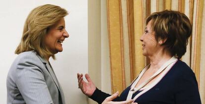 La ministra de Empleo y Seguridad Social, Fátima Báñez, conversa con la vicepresidenta del congreso y presidenta de la comisión del Pacto de Toledo, Celia Villalobos.