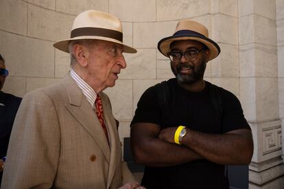 Los escritores estadounidenses Gay Talese y Reginald Dwayne Betts conversan durante la manifestación en solidaridad con Salman Rushdie frente a la Biblioteca Pública de Nueva York, el 19 de agosto de 2022.