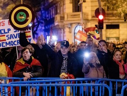 Decenas de personas con banderas y carteles durante una manifestación contra la amnistía frente a la sede del PSOE en Ferraz, el 17 de noviembre, en Madrid.