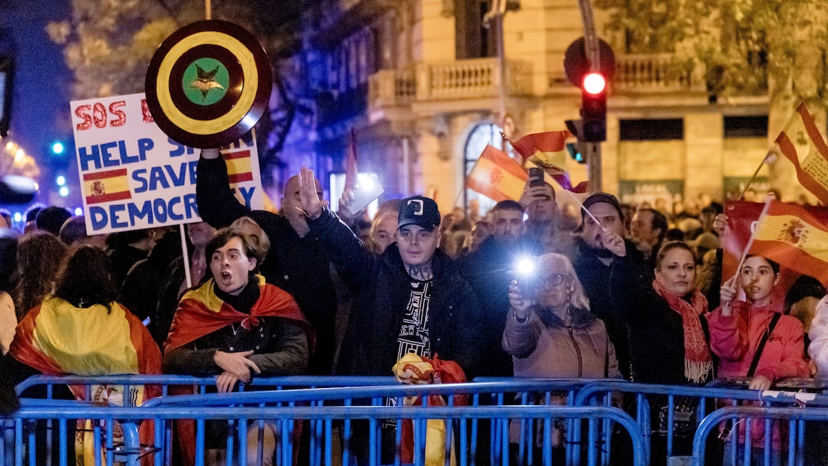 Reacciones a la investidura y nuevo Gobierno de Sánchez, 17 de noviembre | Se dispersa la protesta ante la sede del PSOE en Madrid, que ha reunido a 1.000 manifestantes | España | EL PAÍS