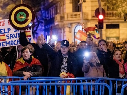 Decenas de personas con banderas y carteles durante una manifestación contra la amnistía frente a la sede del PSOE en Ferraz, el 17 de noviembre, en Madrid.