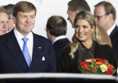 En la imagen, el rey Guillermo Alejandro (i) y la reina Máxima (d) de Holanda. EFE/Archivo