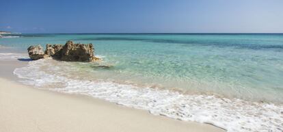 En octubre, la isla muestra lo mejor de sí misma: playas desiertas (como la de Migjorn, en la imagen), aguas todavía templadas, sosiego...