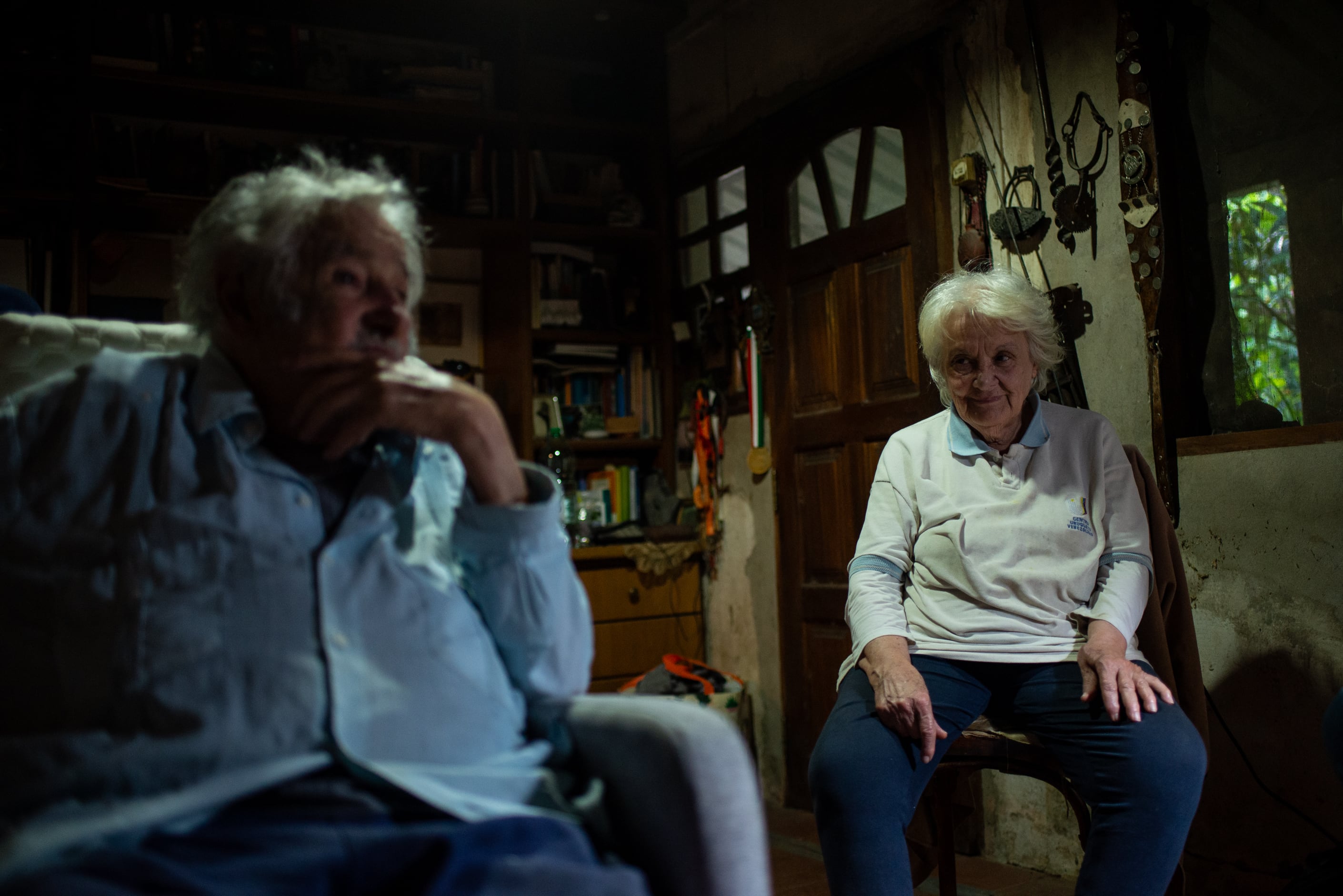 José Mujica conversa con su compañera Lucía Topolanski en la sala de su casa, el día 31 de octubre de 2024. 
