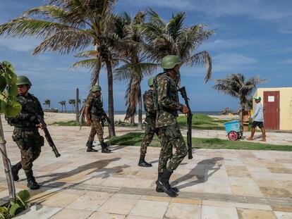 Soldados patrulham praia em Fortaleza.