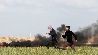 Jóvenes palestinos en una protesta en Gaza cerca de la frontera con Isarel, el viernes.