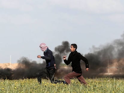 Jóvenes palestinos en una protesta en Gaza cerca de la frontera con Isarel, el viernes.