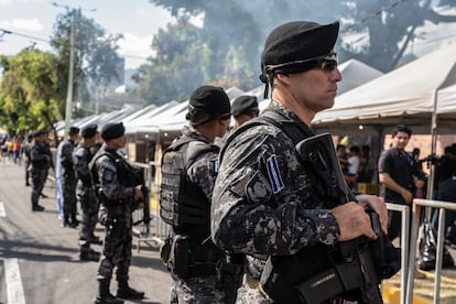 Un fuerte dispositivo de seguridad en el sitio donde votó Nayib Bukele. El presidente se ha hecho tremendamente popular por haber desactivado las pandillas que durante dos décadas convirtieron El Salvador en uno de los países más peligrosos del mundo. La tasa de homicidios se ha desplomado y las extorsiones se han reducido al mínimo.