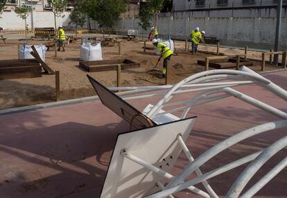 Obras de reforma en el patio del colegio De les Aigües de Barcelona, para convertirlo en más coeducativo y verde, este miércoles.