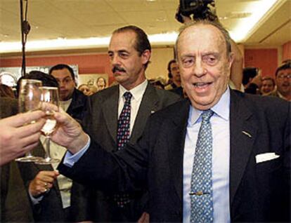 Manuel Fraga celebraba anoche su cuarta mayoría absoluta en Galicia en el hotel donde se congregó el PP gallego.