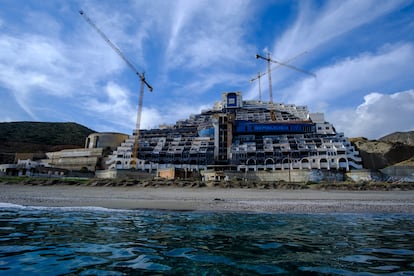 Vista del hotel en la playa de El Algarrobico, el 7 de diciembre.