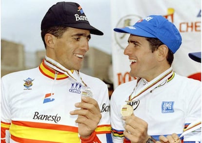 Indurain y Olano lucen sus medallas en el podio de Duitama en 1995.