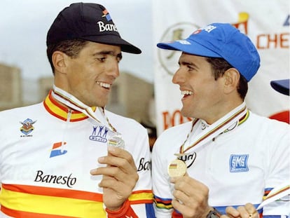 Indurain y Olano lucen sus medallas en el podio de Duitama en 1995.