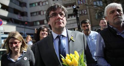 Puigdemont, flanqueado por Elsa Artadi y el empresario Josep Maria Matamala, en Berlín.