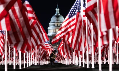 Una persona pasa entre las 200.000 banderas instaladas frente al Capitolio, un día antes de que Joe Biden jurara como nuevo presidente de Estados Unidos.