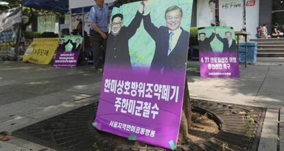 Carteles con los líderes de las dos Coreas, Kim Jong Un (izq), y el presidente Moon Jae-in.