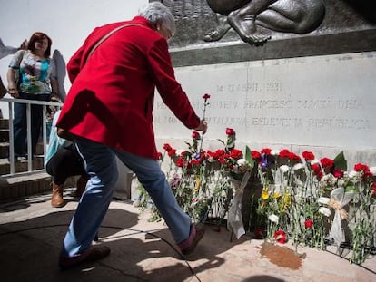 Una persona coloca una flor delante del monumento a la Rep&uacute;blica.