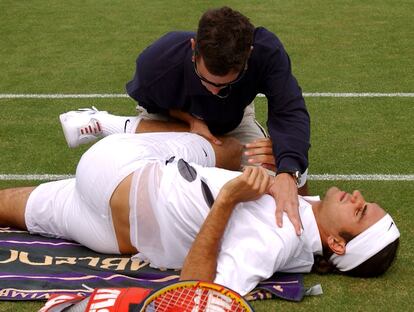 Federer es atendido durante su partido contra Feliciano en 2003.